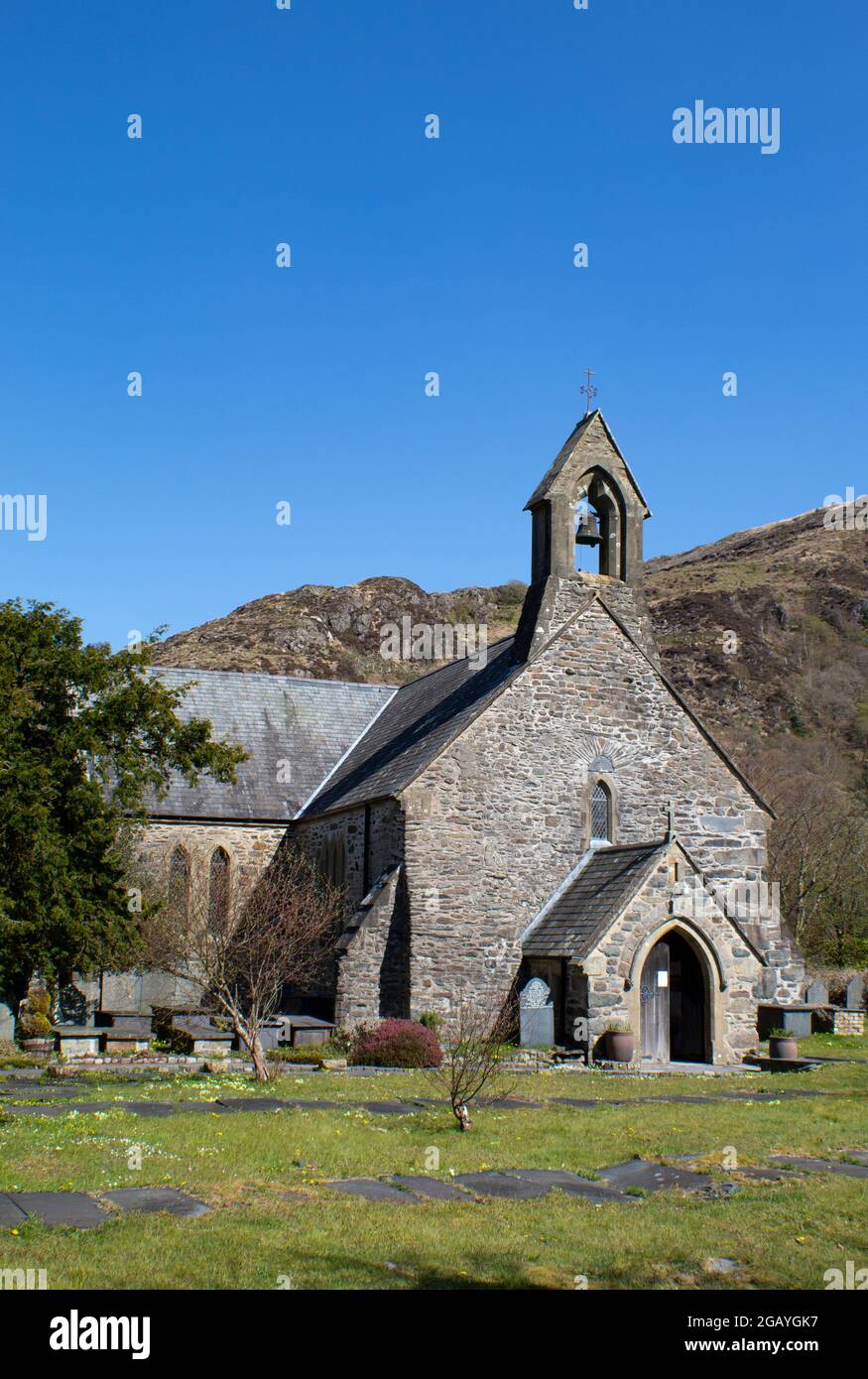 Beddgelert villaggio, Snowdonia, Galles. Vista della storica, bella chiesa vecchia di Santa Maria. Scatto verticale con spazio di copia. Foto Stock