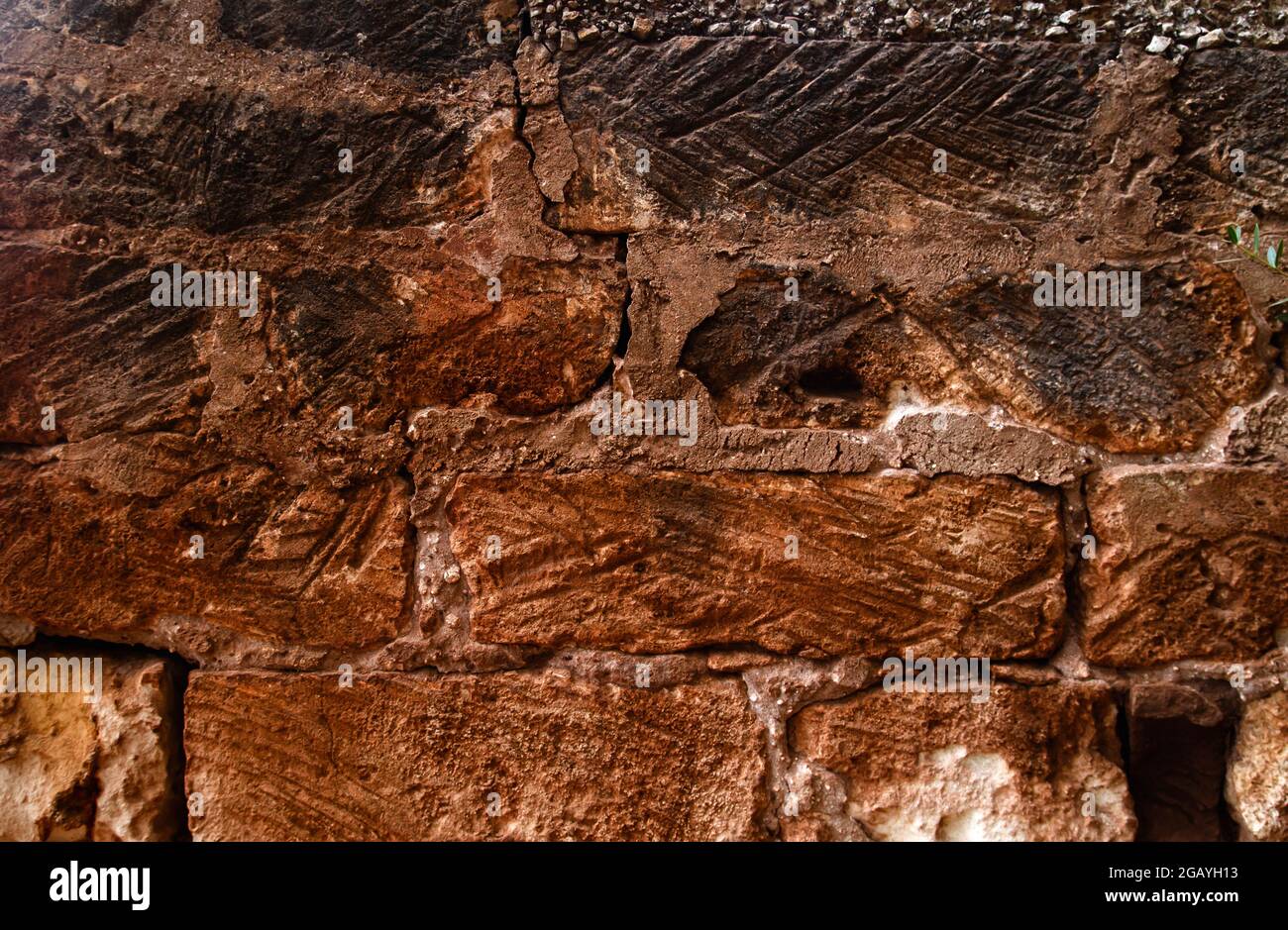 Dettaglio della struttura delle pareti in arenaria ruvida e porosa Foto Stock