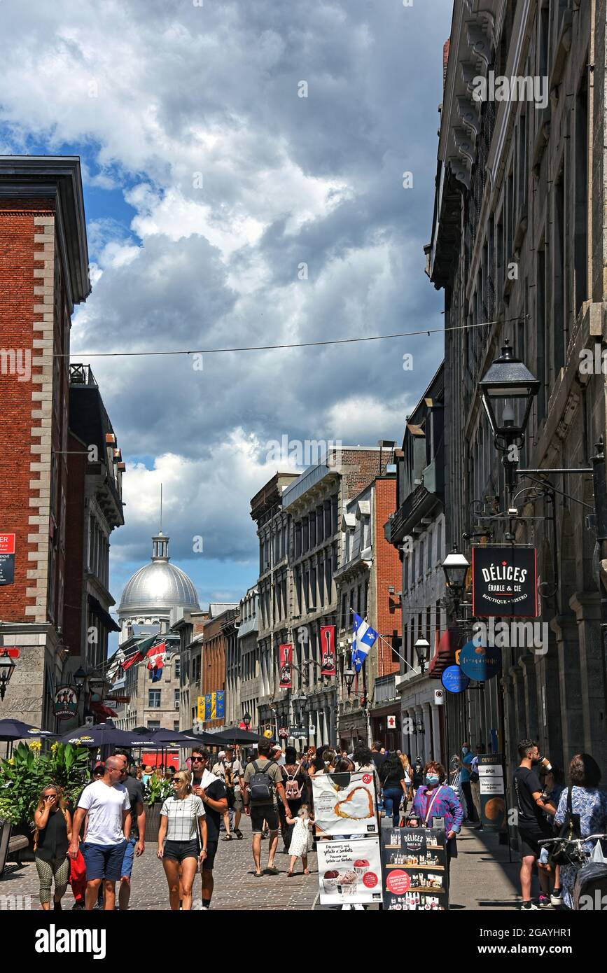 Montreal, Canada - 31 luglio 2021: Folla di persone camminano lungo la strada Rue Saint-Paul e nella vecchia Montreal durante il lungo fine settimana. Foto Stock