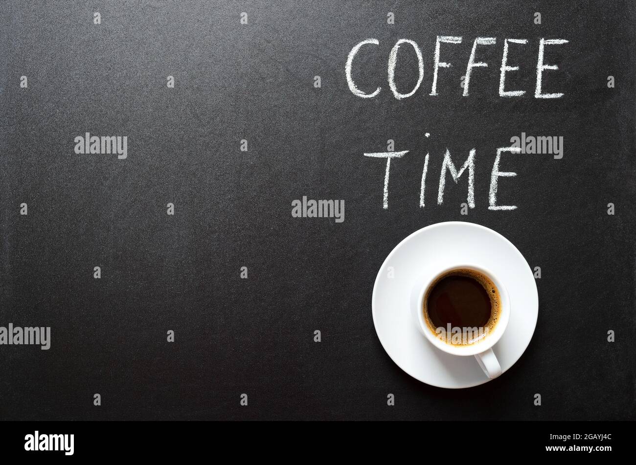 Tazza di caffè e l'iscrizione "Coffee Time", vista dall'alto. Concetto di pausa caffè, risveglio mattutino. Spazio di copia. Foto Stock