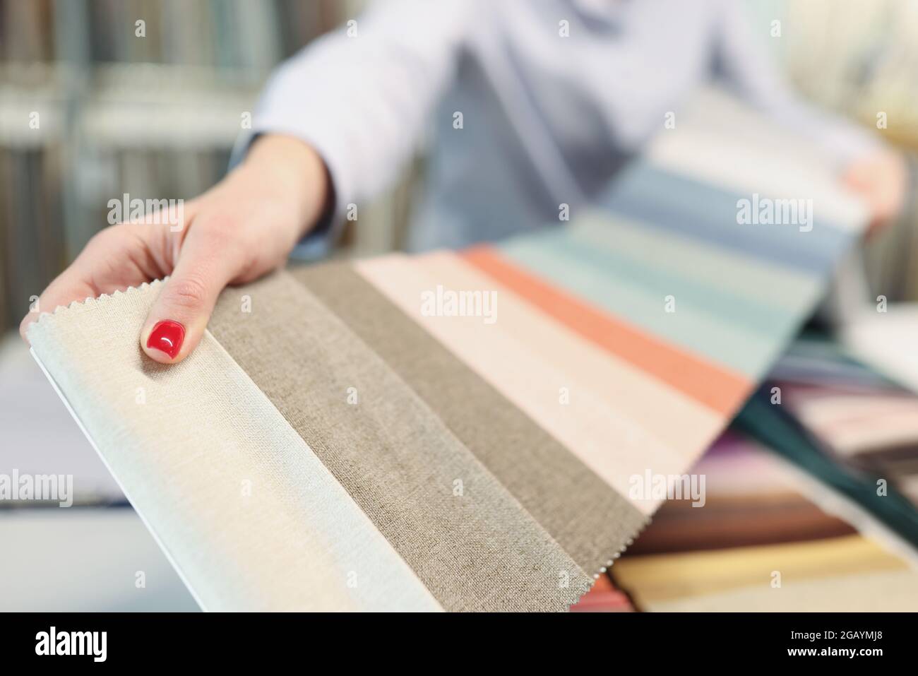 Catalogo di tessuti colorati su tavolo da lavoro per sarta o dressmaker Foto Stock