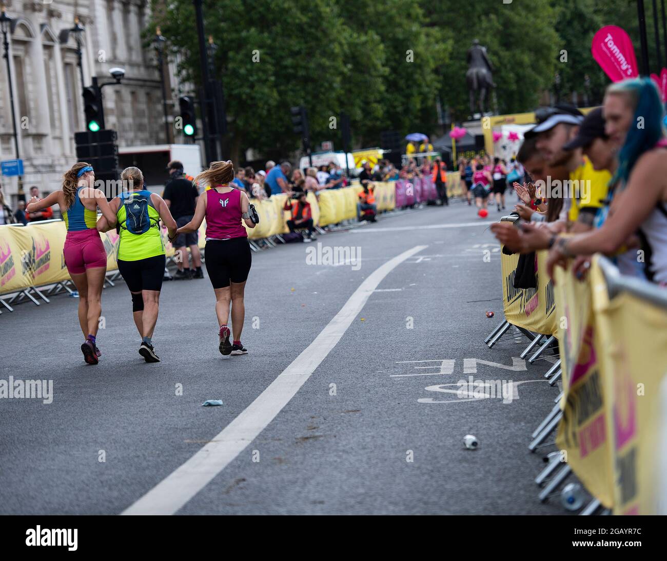 Londra, Regno Unito. 01 agosto 2021. I runner partecipano alla mezza maratona dei 2021 punti di riferimento di Londra. La mezza maratona dei punti di riferimento di Londra è una strada chiusa, una corsa nel centro di Londra ed è l'unica mezza maratona da attraversare sia la City of London che la City of Westminster. (Foto di Loredana Sangiuliano/SOPA Images/Sipa USA) Credit: Sipa USA/Alamy Live News Foto Stock