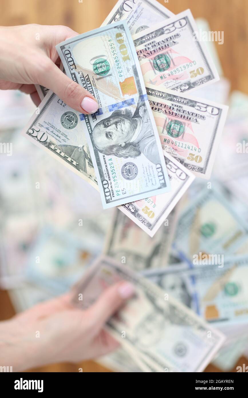 La donna sta tenendo il lotto dei contanti americani closeup dei soldi Foto Stock