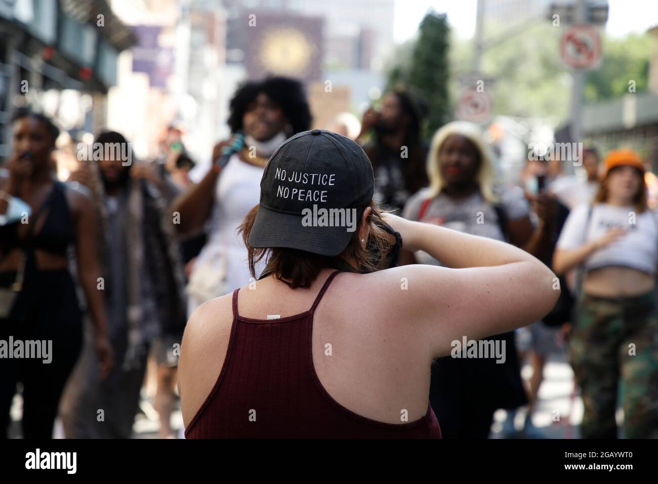 New York, Stati Uniti. 31 luglio 2021. Un dimostratore che indossa un cappello che dice "No Justice No peace" mentre marciando da Union Square Uptown. Esprimere i loro sentimenti che "le vite nere contano ancora" e la brutalità della polizia sono ancora questioni che non sono sbiadite dalla coscienza pubblica. (Foto di J Lamparski/SOPA Images/Sipa USA) Credit: Sipa USA/Alamy Live News Foto Stock