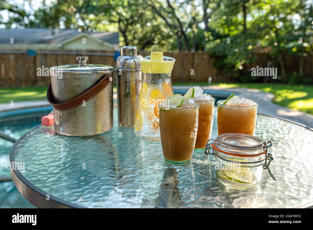 Austin, Texas, Stati Uniti. 30 luglio 2021. Mai Tais vicino alla piscina.. Coronavirus ha portato tutti all'aperto a mangiare al Frescol Credit: Sidney Bruere/Alamy Live New Foto Stock