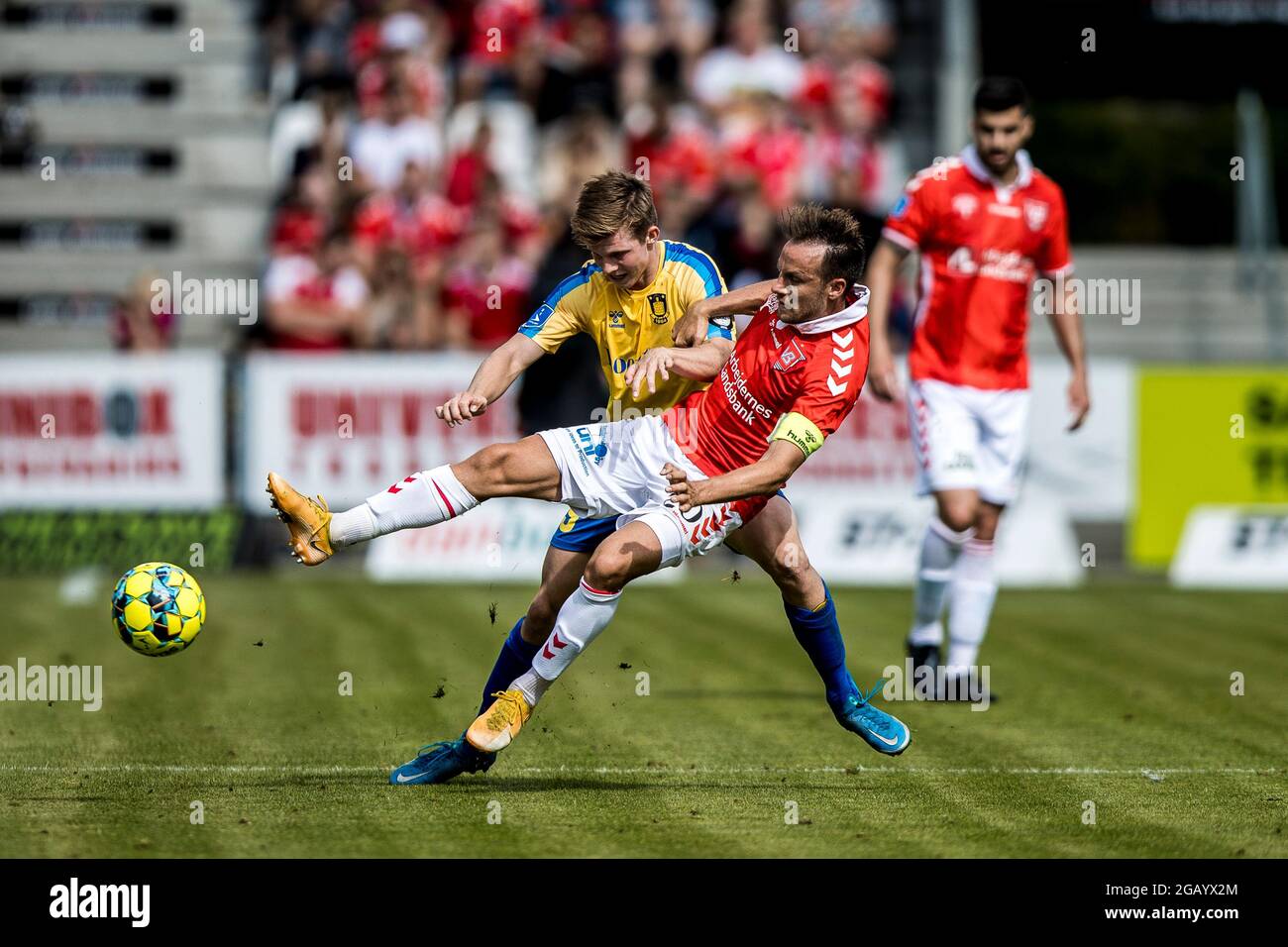 Vejle, Danimarca. 01 agosto 2021. Jacob Schoop (20) di Vejle Boldklub e Morten Frendrup (19) di Broendby SE visto durante la partita 3F Superliga tra Vejle Boldklub e Broendby SE a Vejle Stadion a Vejle. (Photo Credit: Gonzales Photo/Alamy Live News Foto Stock