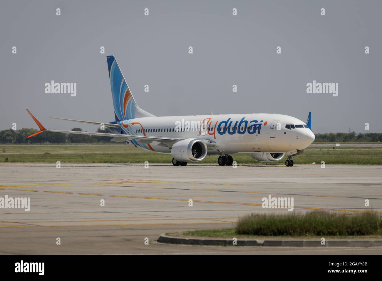 Otopeni, Romania - 1 agosto 2021: Volo aereo passeggeri della compagnia aerea commerciale di Dubai sull'aeroporto internazionale Henri Coanda. Foto Stock