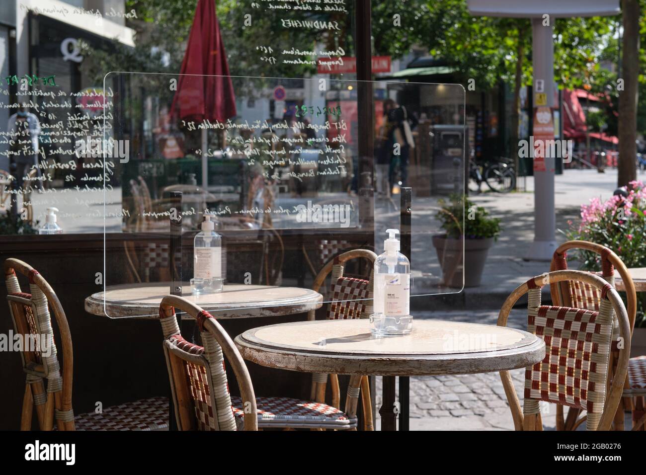 Parigi, Francia - Luglio 11 2021: Definfectant sui tavoli di un caffè a Parigi per evitare Covid19. Foto Stock