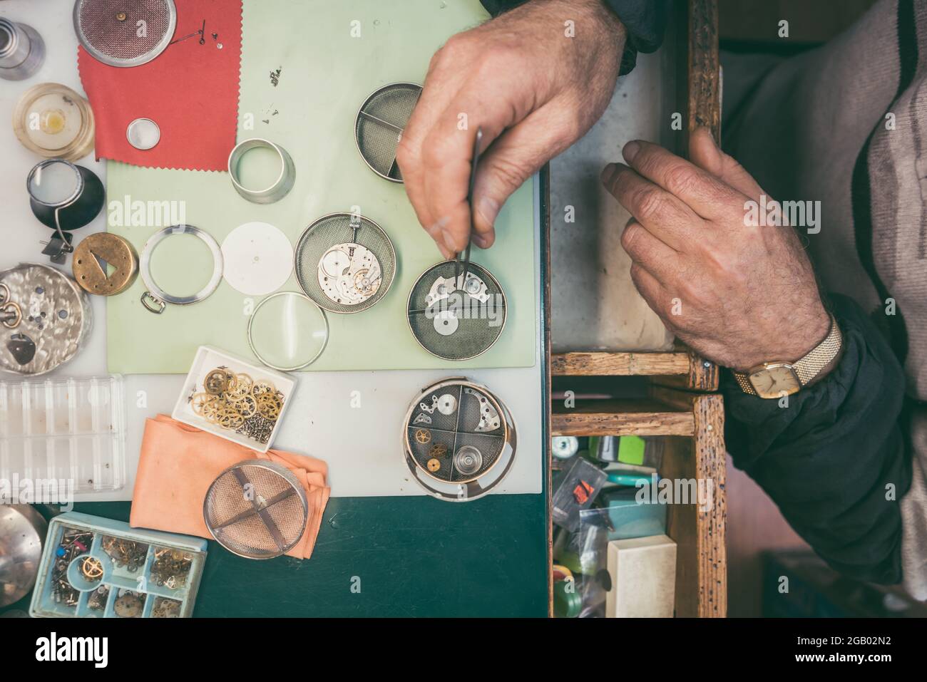 Mani di orologiaio che fissano un orologio in primo piano Foto stock - Alamy