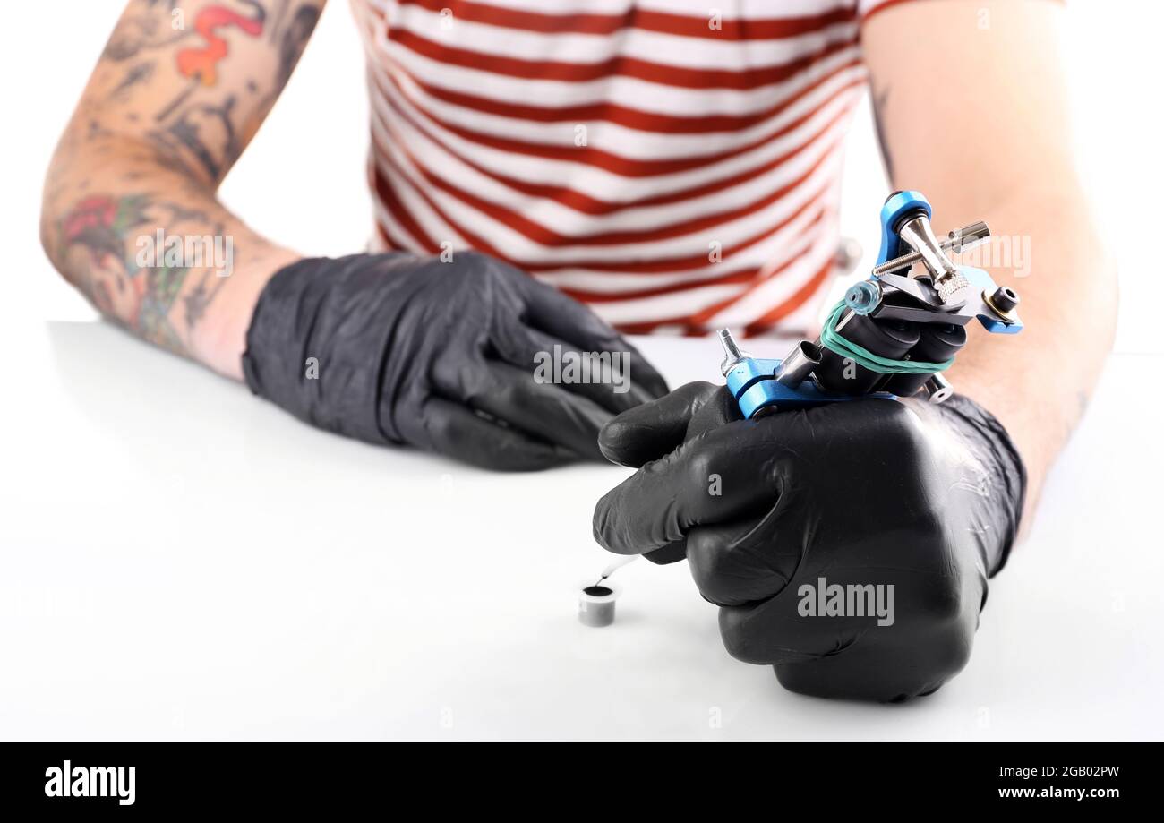 Tattoo master lavorare in guanti medici neri con macchina tatuaggio, primo  piano Foto stock - Alamy