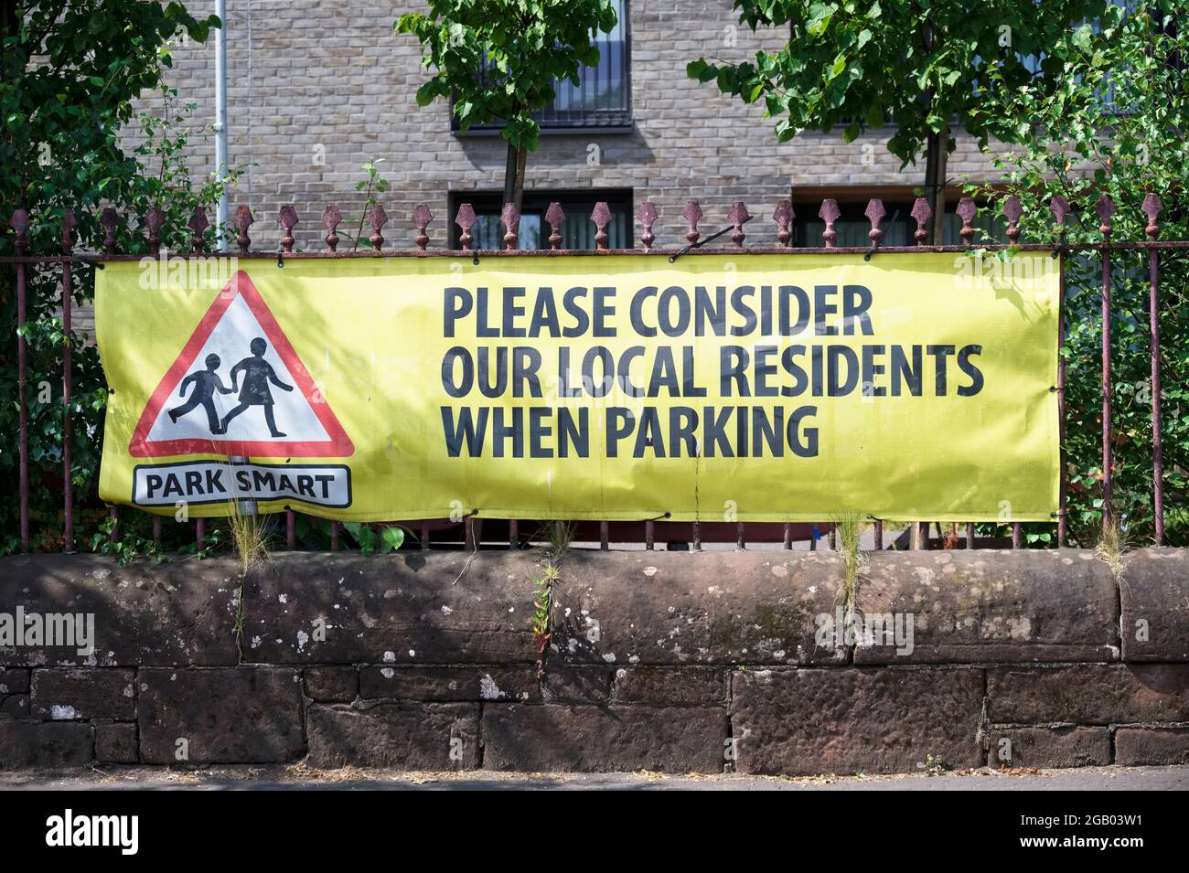 Prendere in considerazione i residenti quando il cartello parcheggio fuori case private Foto Stock