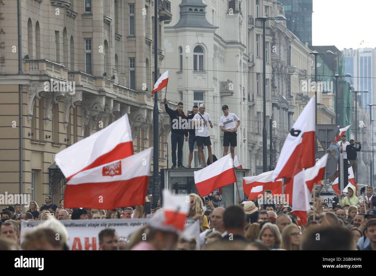 Varsavia, Polonia. 1 agosto 2021. La gente si riunisce per commemorare l'insurrezione di Varsavia, in Polonia, il 1° agosto 2021. Il 1° agosto 1944, la resistenza sotterranea polacca, guidata dall'Esercito Polacco di Casa, iniziò una grande operazione militare per liberare Varsavia dall'occupazione nazista. La rivolta, durata 63 giorni, fu il più grande sforzo militare di qualsiasi resistenza europea contro la Germania nazista. Credit: Jaap Arriens/Xinhua/Alamy Live News Foto Stock