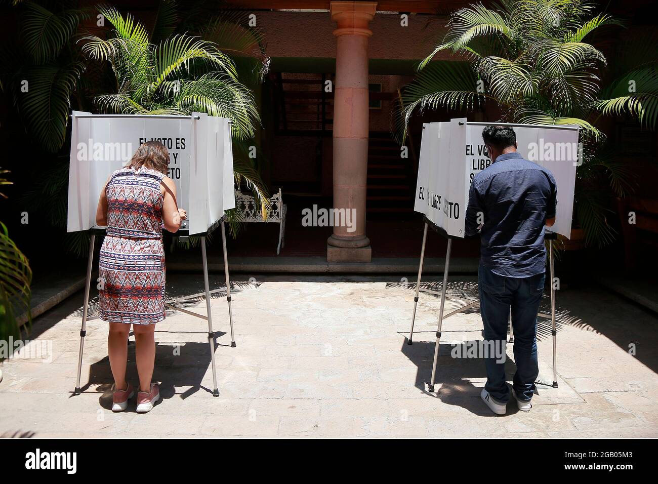 Queretaro, Messico. 01 agosto 2021. I cittadini hanno votato in un seggio elettorale in Messico. In una proposta fatta dal presidente uscente Lopez Obrador, i messicani si pronunciano sulla necessità che lo Stato prenda provvedimenti di chiarificazione delle decisioni politiche adottate in passato. Credit: SOPA Images Limited/Alamy Live News Foto Stock