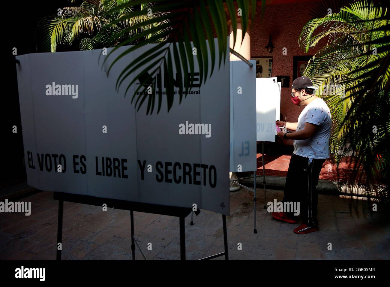 Queretaro, Messico. 01 agosto 2021. Un uomo fa il suo voto in una stazione elettorale in Messico. In una proposta fatta dal presidente uscente Lopez Obrador, i messicani danno voce se lo Stato dovrebbe intraprendere azioni di chiarificazione delle decisioni politiche prese in passato. Credit: SOPA Images Limited/Alamy Live News Foto Stock