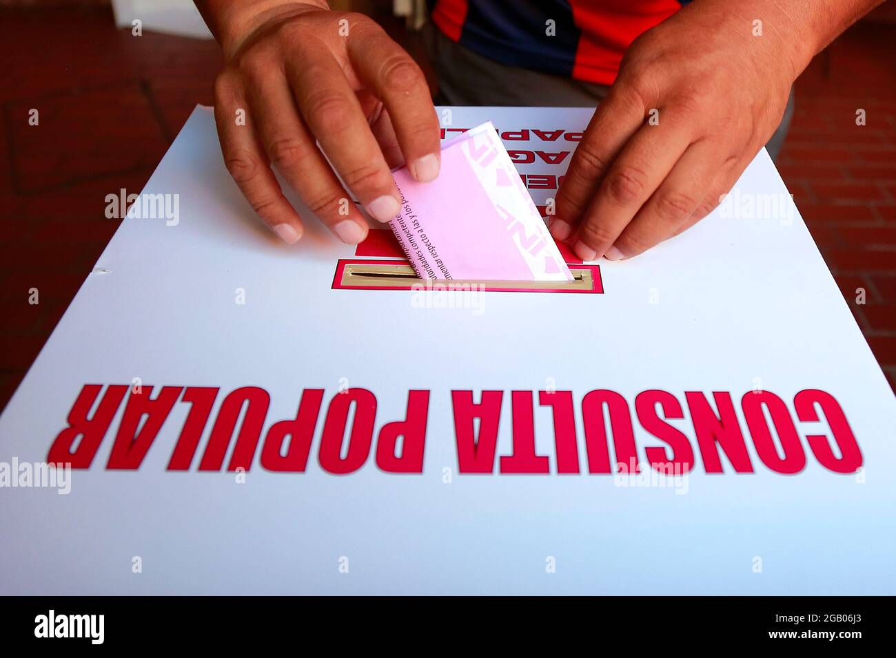 Queretaro, Messico. 01 agosto 2021. Un elettore ha espresso il suo voto in un seggio elettorale in Messico. In una proposta fatta dal presidente uscente Lopez Obrador, i messicani hanno espresso se lo Stato debba intraprendere azioni di chiarificazione delle decisioni politiche prese in passato. (Foto di Cesar Gomez/SOPA Images/Sipa USA) Credit: Sipa USA/Alamy Live News Foto Stock