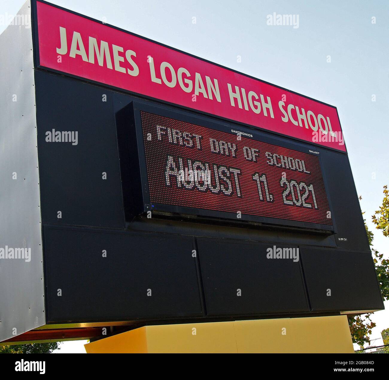 Primo giorno della scuola 11 agosto 2021, segno elettronico alla scuola superiore di James Logan in Union City, California, Stati Uniti Foto Stock