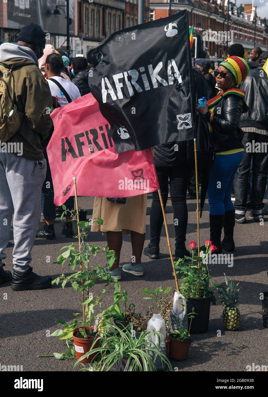 Londra, Inghilterra, Regno Unito 1 agosto 2021 UNA coalizione di manifestanti blocca Brixton Road dietro le bandiere della ribellione della riparazione e della ribellione dell'estinzione, il giorno dell'emancipazione di Afriikan. Credit: Denise Laura Baker/Alamy Live News Foto Stock