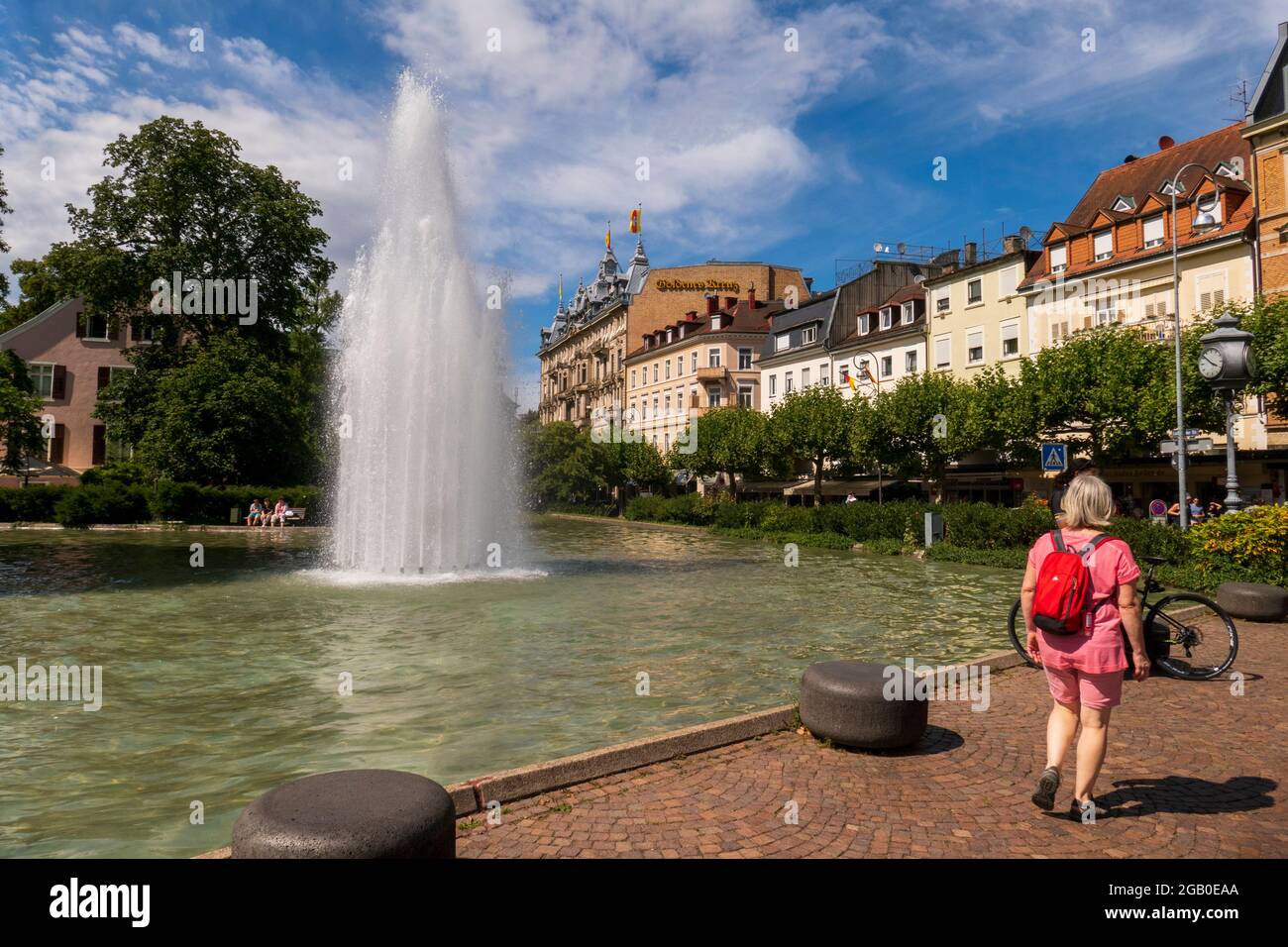 Springbrunnen im See am Augustaplatz in Baden-Baden Foto Stock