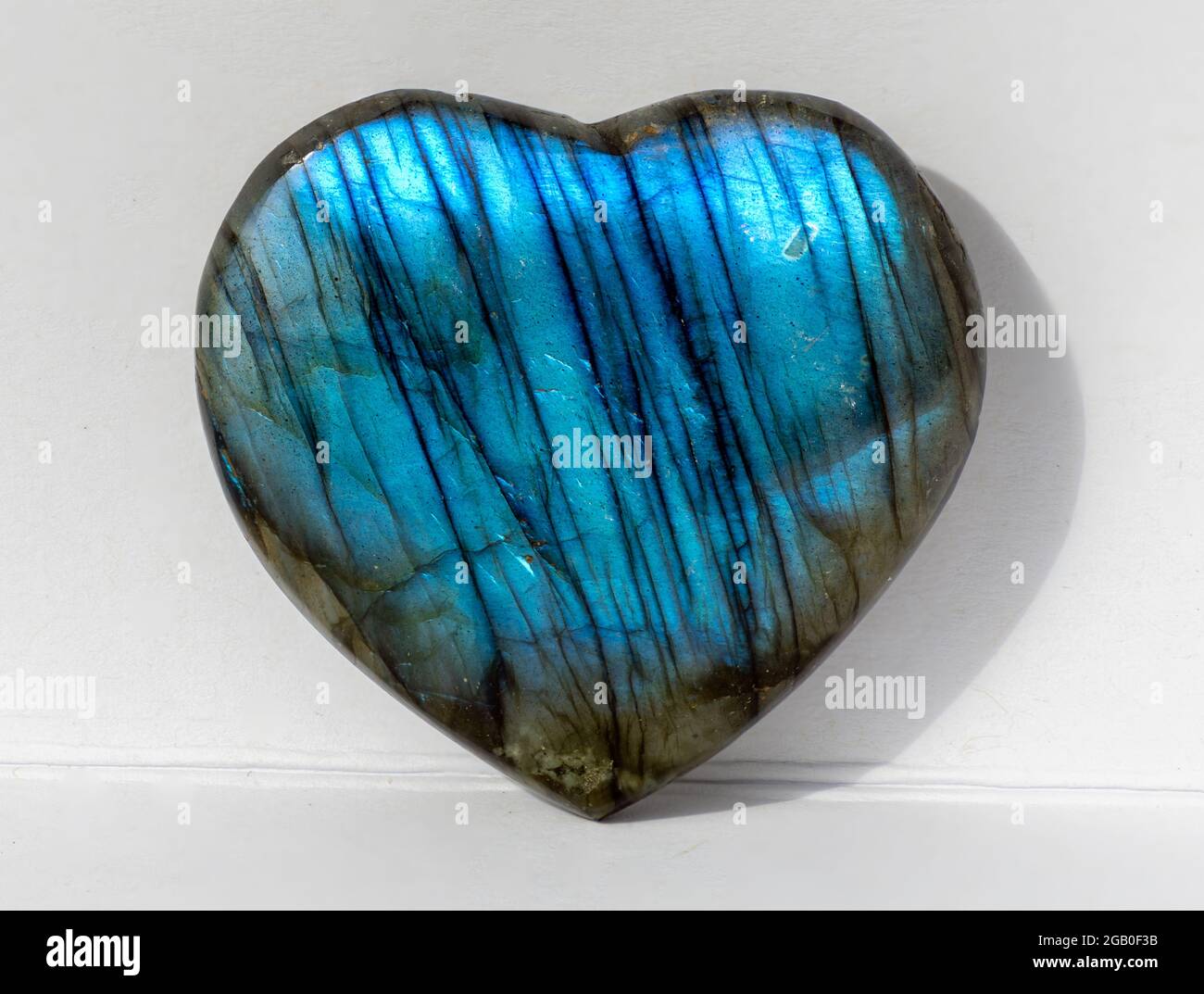 Labradorite naturale a forma di cuore in pietra lucidata che mostra labradorescenza Foto Stock