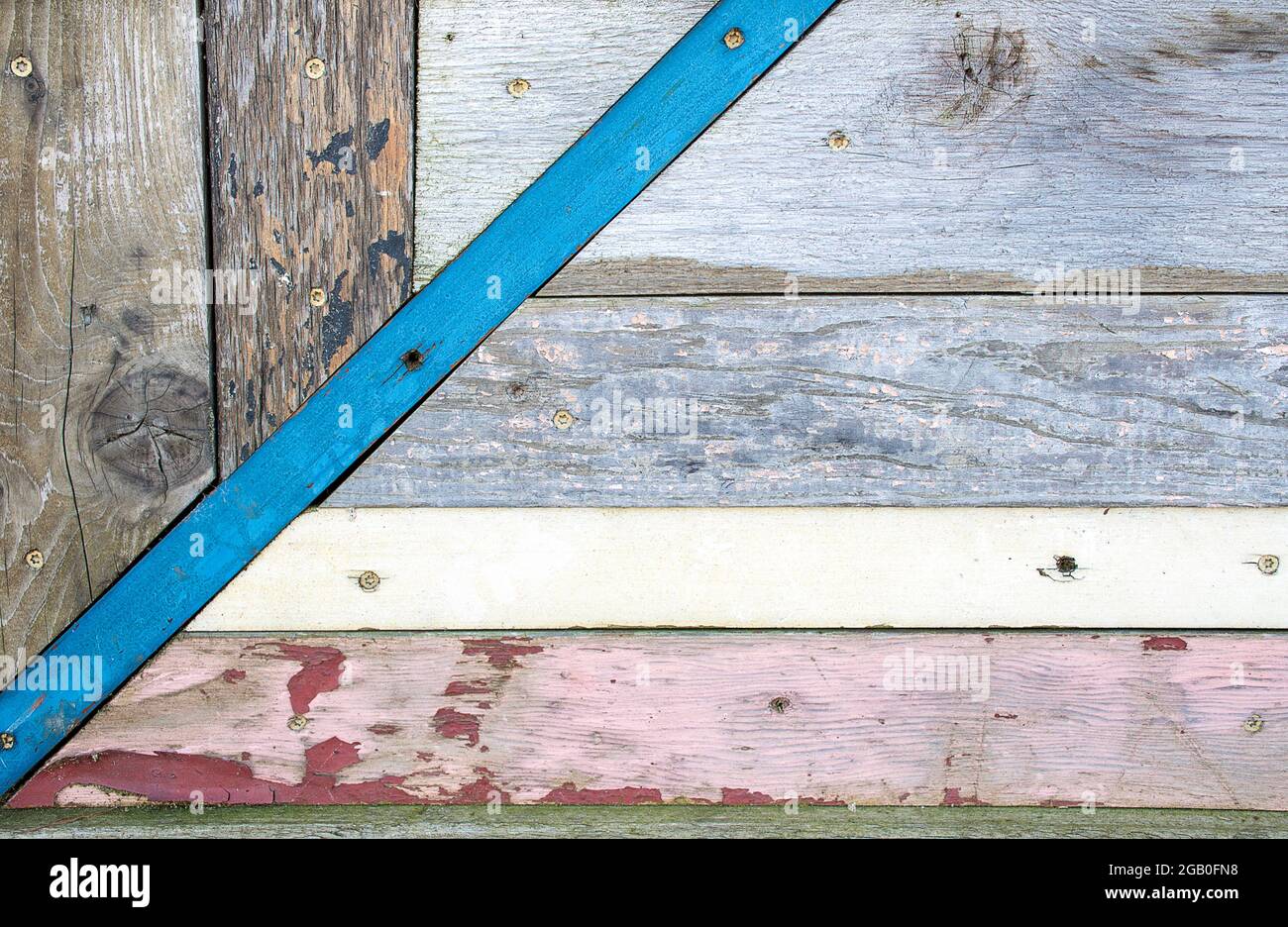 disegno astratto di legno intemperie con vernice rosa e blu sbiadita Foto Stock