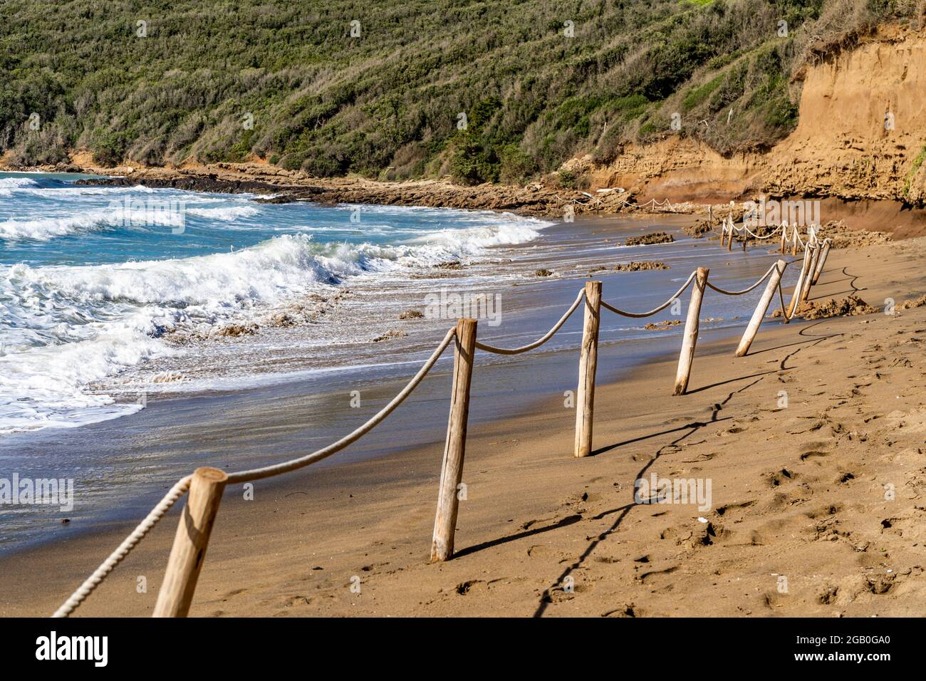 La spiaggia sabbiosa del Golfo di Baratti, nel comune di Piombino, lungo la Costa degli Etruschi, provincia di Livorno, Toscana, Italia Foto Stock