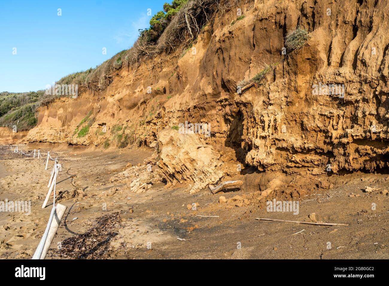 Erosione costiera nella spiaggia del Golfo di Baratti, nel comune di Piombino, lungo la Costa degli Etruschi, provincia di Livorno, Toscana, Italia Foto Stock