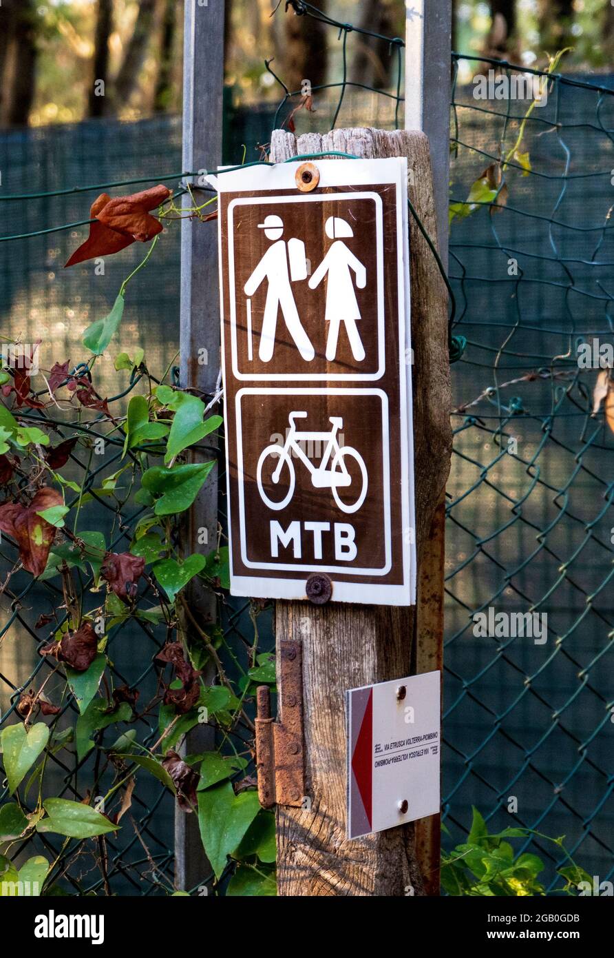 Cartello con il significato di 'Sentiero escursionistico' e 'Sentiero per mountain bike' nel parco di Baratti, comune di Piombino, provincia di Livorno, Toscana, Italia Foto Stock