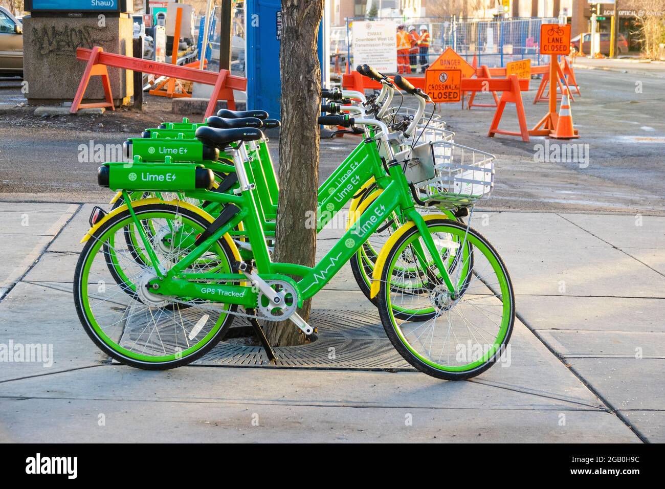 Novembre 19 2018 - Calgary, Alberta Canada - Noleggio elettrico biciclette su portabiciclette nel quartiere degli affari Foto Stock