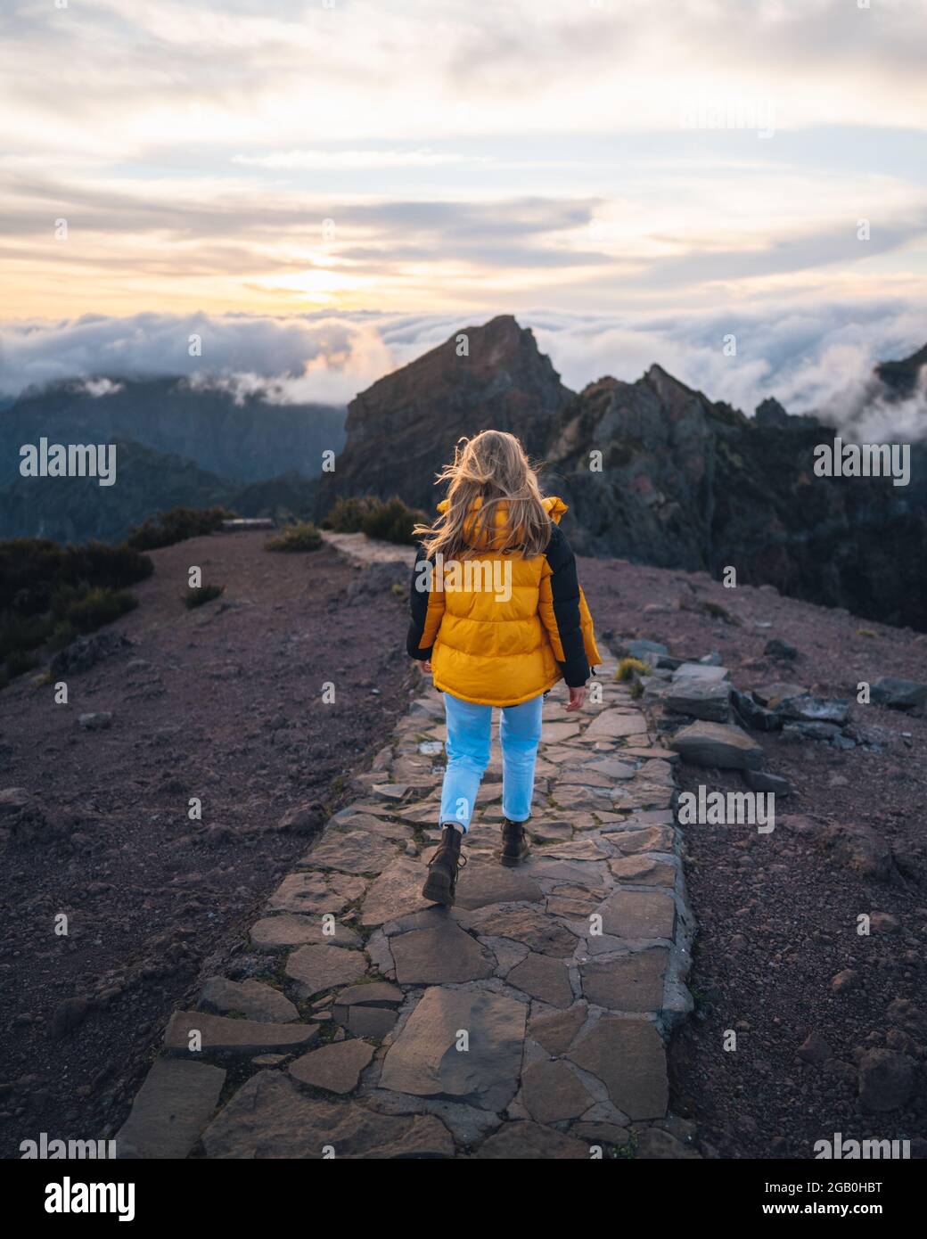 Una giovane donna avventurosa che viaggia e fa escursioni da sola nelle montagne di Madeira in Portogallo Foto Stock