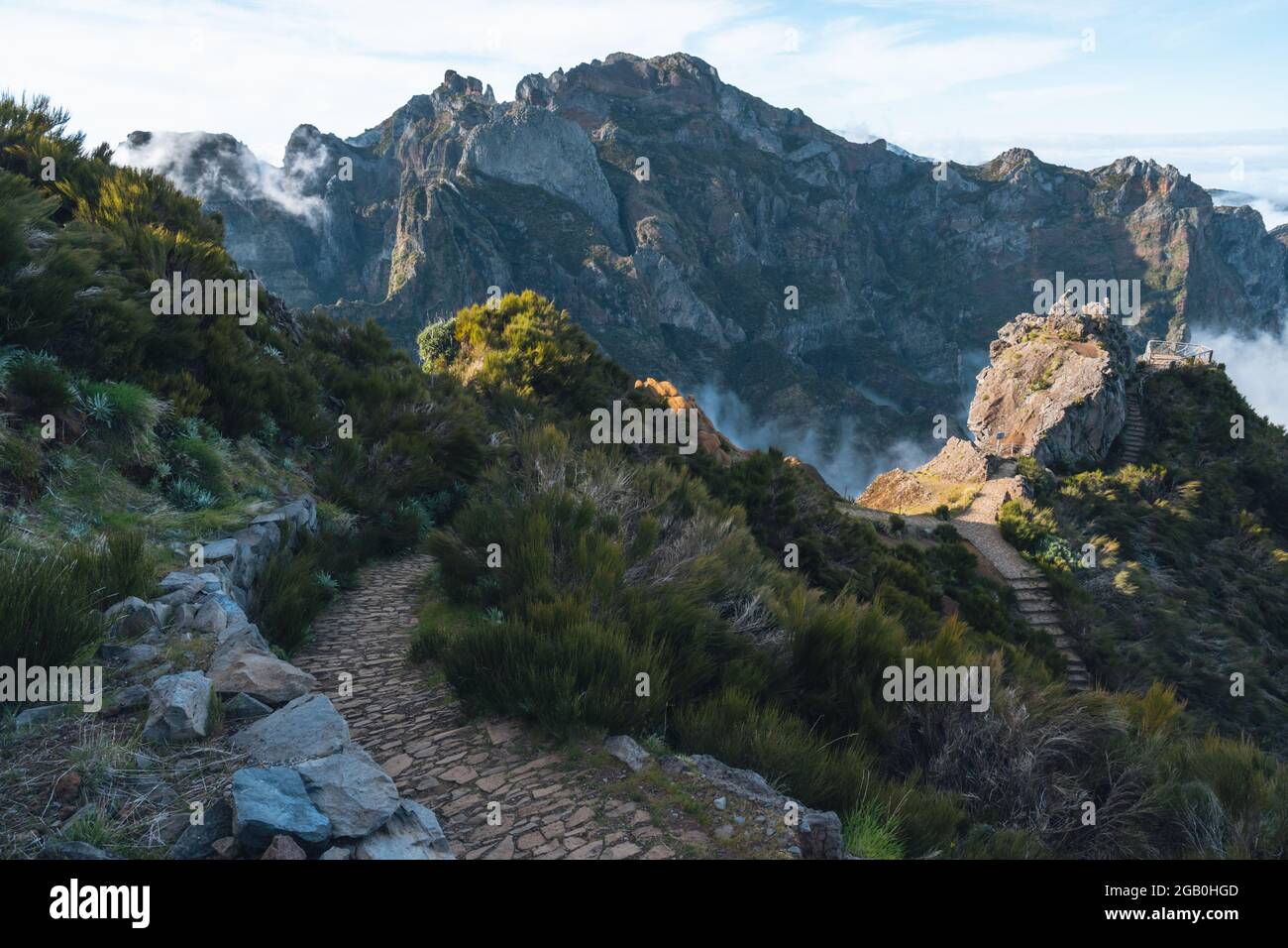 Vista panoramica sul sentiero da Pico Arieiro a Pico Ruivo durante il tramonto a Madeira Portogallo Foto Stock