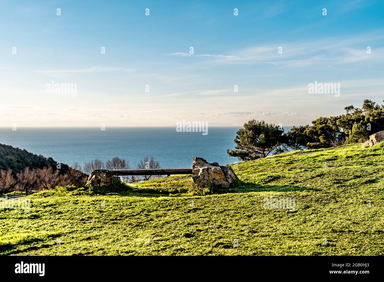 Mar Tirreno visto dalla collina di Populonia, comune di Piombino, Toscana, Italia. Sullo sfondo, l'isola di Capraia, nell'Arcipelago Toscano Foto Stock
