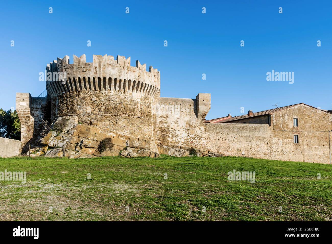 Il quattrocentesco castello medievale di Populonia, costruito dalla famiglia Appiani, comune di Piombino, Toscana, Italia. Foto Stock