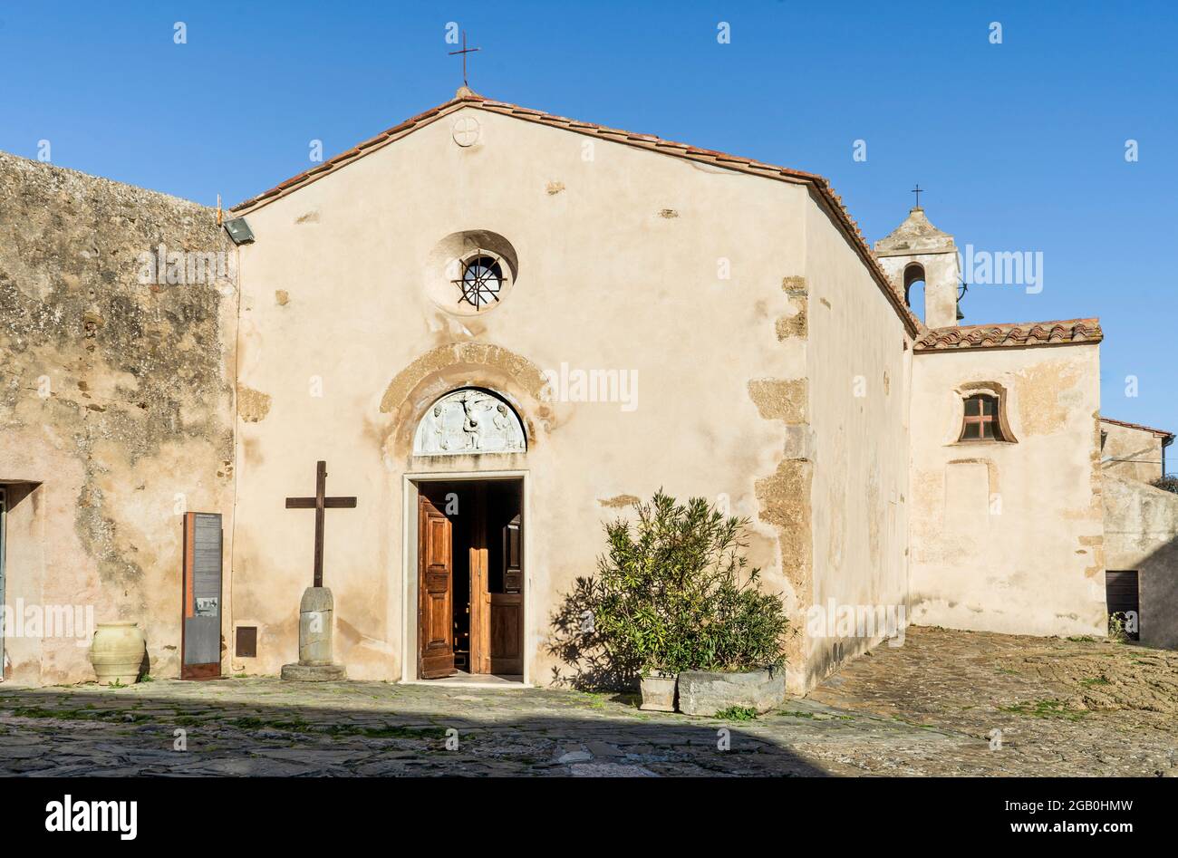 La chiesetta di Santa Croce (Santa Croce), costruita tra l'XI e il XII secolo in stile romanico, a Populonia, Piombino, Toscana, Italia Foto Stock
