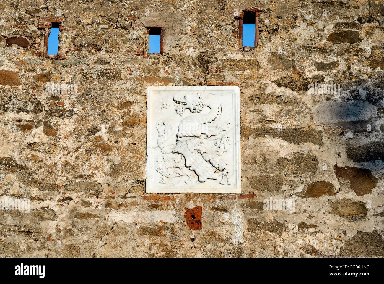 Stemma della famiglia Appiani all'ingresso del borgo medievale di Populonia, comune di Piombino, Toscana, Italia. Foto Stock