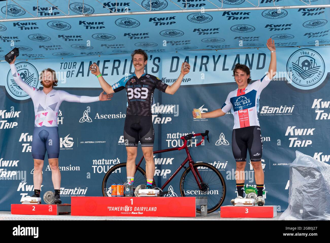 Wauwatosa, WI/USA - 27 giugno 2021: Tosa Village Classici vincitori Jacob Bupoltz(C), James Slade(L) e Hunter Babcock(R) in Mens tre quattro categorie. Foto Stock