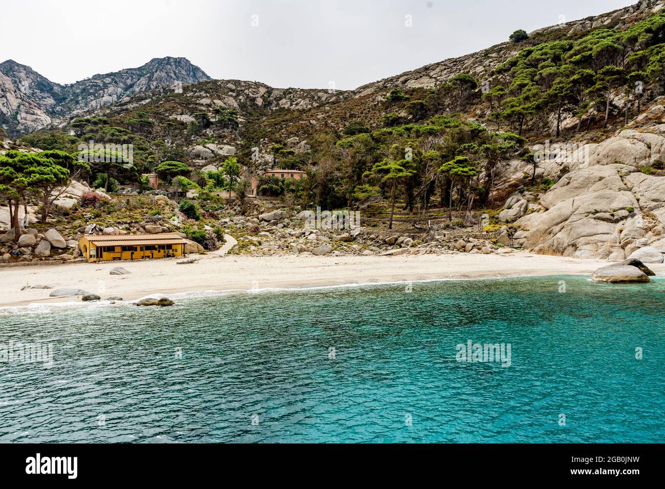 Cala Maestra nell'isola di Montecristo, nel Mar Tirreno e in parte dell'Arcipelago Toscano. Foto Stock