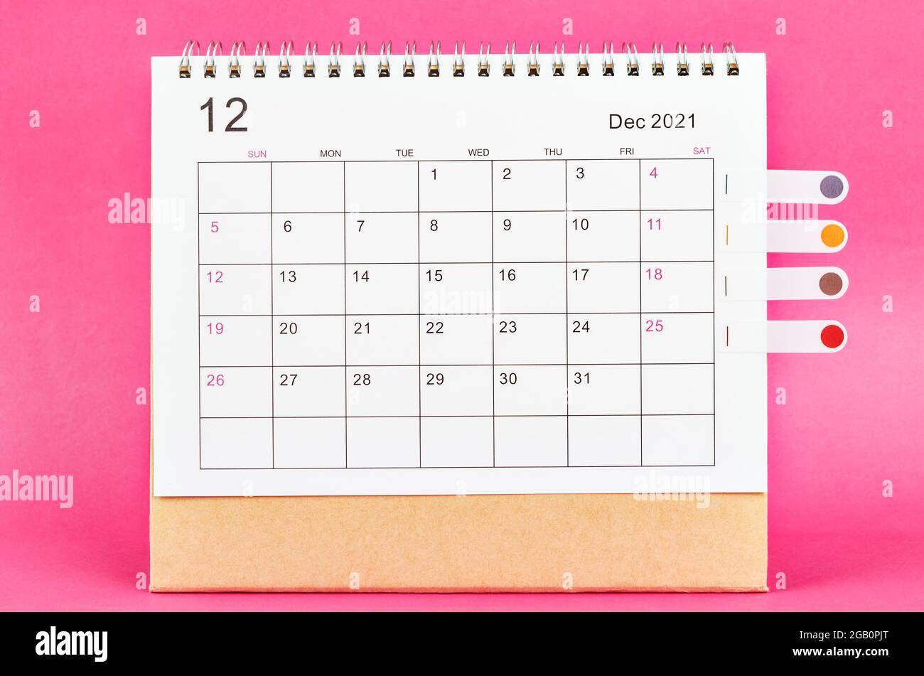 Calendario di dicembre 2021 su sfondo rosa. Foto Stock