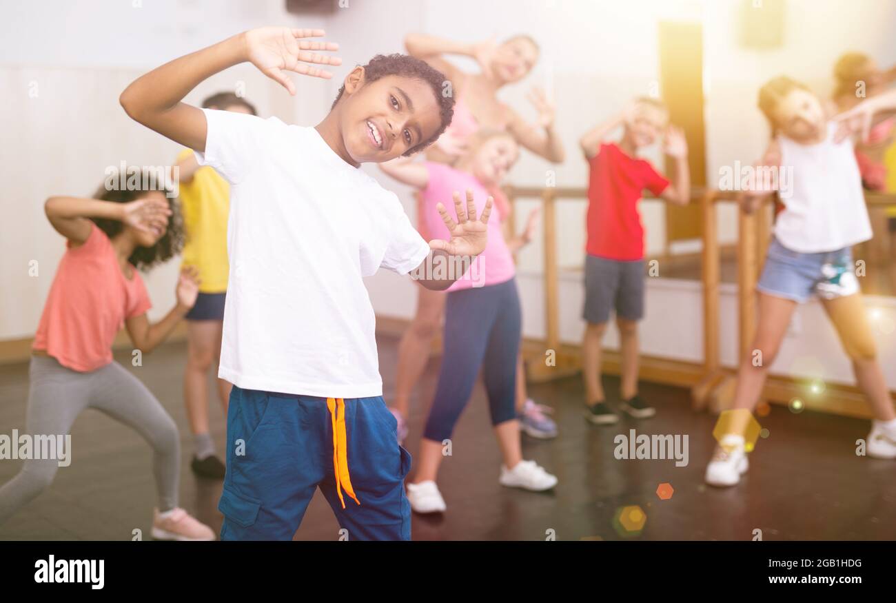 Allegro ragazzo africano che balla con i bambini in studio di danza Foto  stock - Alamy