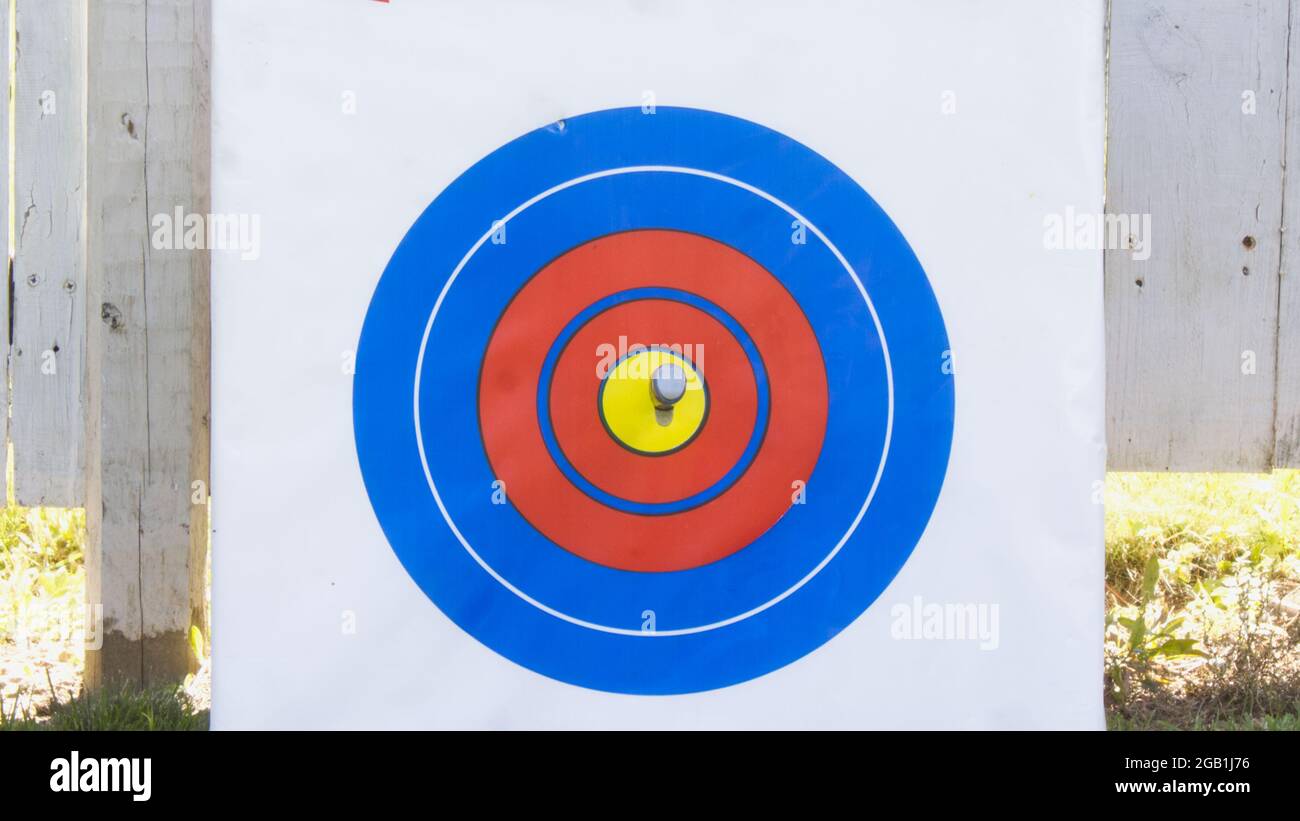 Un coltello da caccia nel Bullseye di un bersaglio Foto Stock