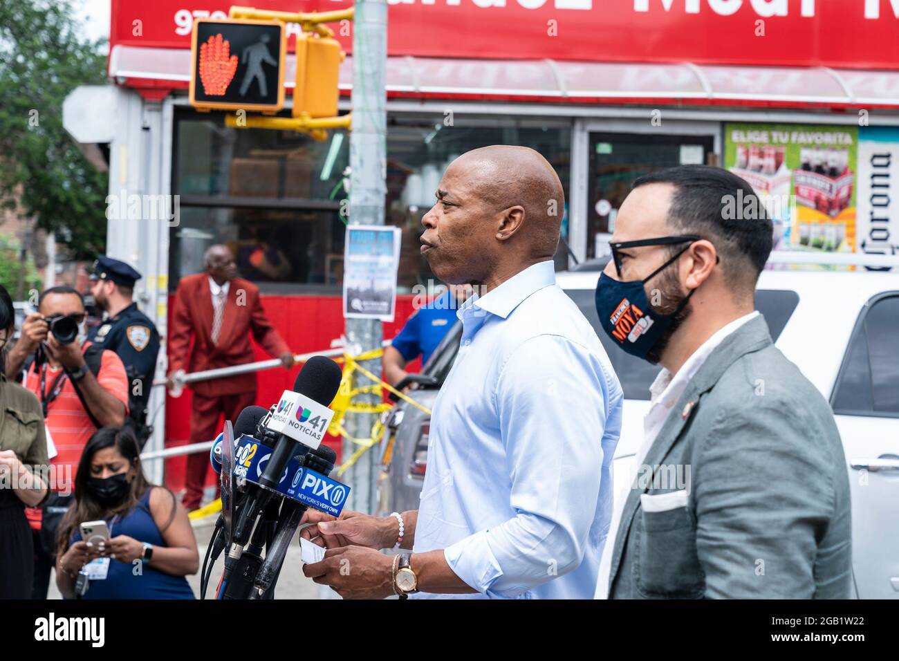 Il candidato del Partito democratico, Eric Adams, si è rivolto alla stampa sulla criminalità violenta sulla 37a Avenue in Queens, dove 10 persone sono state uccidute la notte prima a New York il 1° agosto 2021. Adams ha proposto una task force congiunta di bande e pistole con la Confederazione, lo stato e la città e ha riportato una versione riformata dell'unità di polizia anticrimina coperta. L'ultima sparatoria in Queens, dove sono state sparate 10 persone e 7 di loro erano astanti innocenti, ha spinto i candidati mayoral ad affrontare la criminalità violenta e ad offrire il loro approccio per combatterla. (Foto di Lev Radin/Sipa USA) Foto Stock