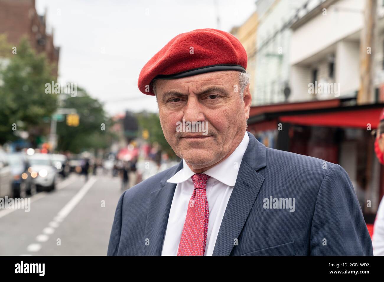 New York, NY - 1 agosto 2021: Candidato Mayoral del Partito Repubblicano Curtis Sliwa cammina sulla 37th Avenue in Queens dove 10 persone sono state sparate la notte prima Foto Stock