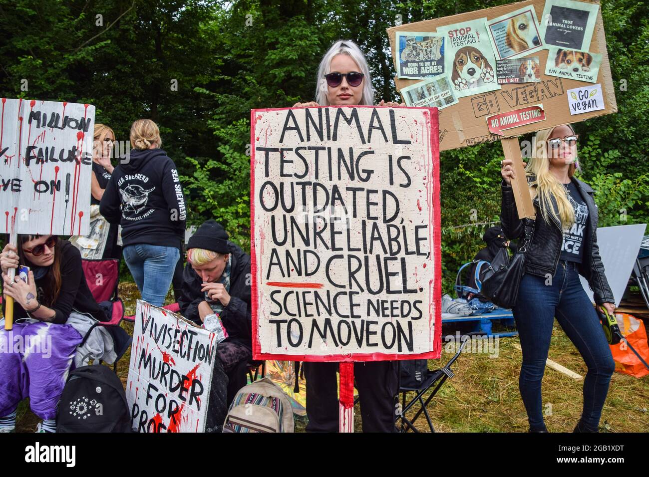 Huntingdon, Regno Unito. 01 agosto 2021. Un dimostratore ha un cartello anti-animale durante la protesta degli MBR Acres a Huntingdon, Cambridgeshire. Gli attivisti del benessere animale si sono riuniti fuori dal sito di allevamento delle aquile di MBR Acres per chiedere il rilascio di 2000 aquile secondo i manifestanti, che sono stati allevati per essere utilizzati in esperimenti crudeli. Decine di attivisti hanno anche allestito un campeggio a lungo termine fuori dal sito per fare pressione sull'azienda affinché rilasci i cani e chiuda le strutture. (Foto di Vuk Valcic/SOPA Images/Sipa USA) Credit: Sipa USA/Alamy Live News Foto Stock