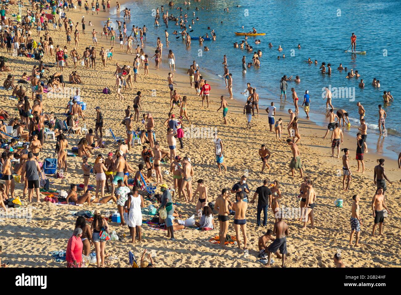 Salvador, Bahia, Brasile - 21 maggio 2021: Molte persone si affollano alla spiaggia di Porto da barra, in Salvador, senza la minima preoccupazione per il covid-19 co Foto Stock