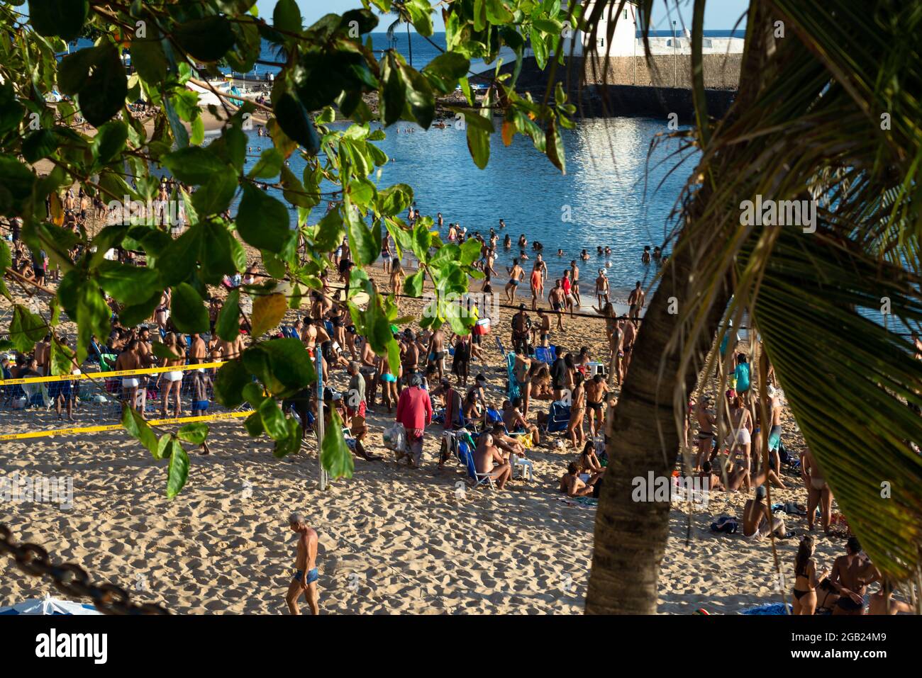 Salvador, Bahia, Brasile - 21 maggio 2021: Molte persone si affollano alla spiaggia di Porto da barra, in Salvador, senza la minima preoccupazione per il covid-19 co Foto Stock