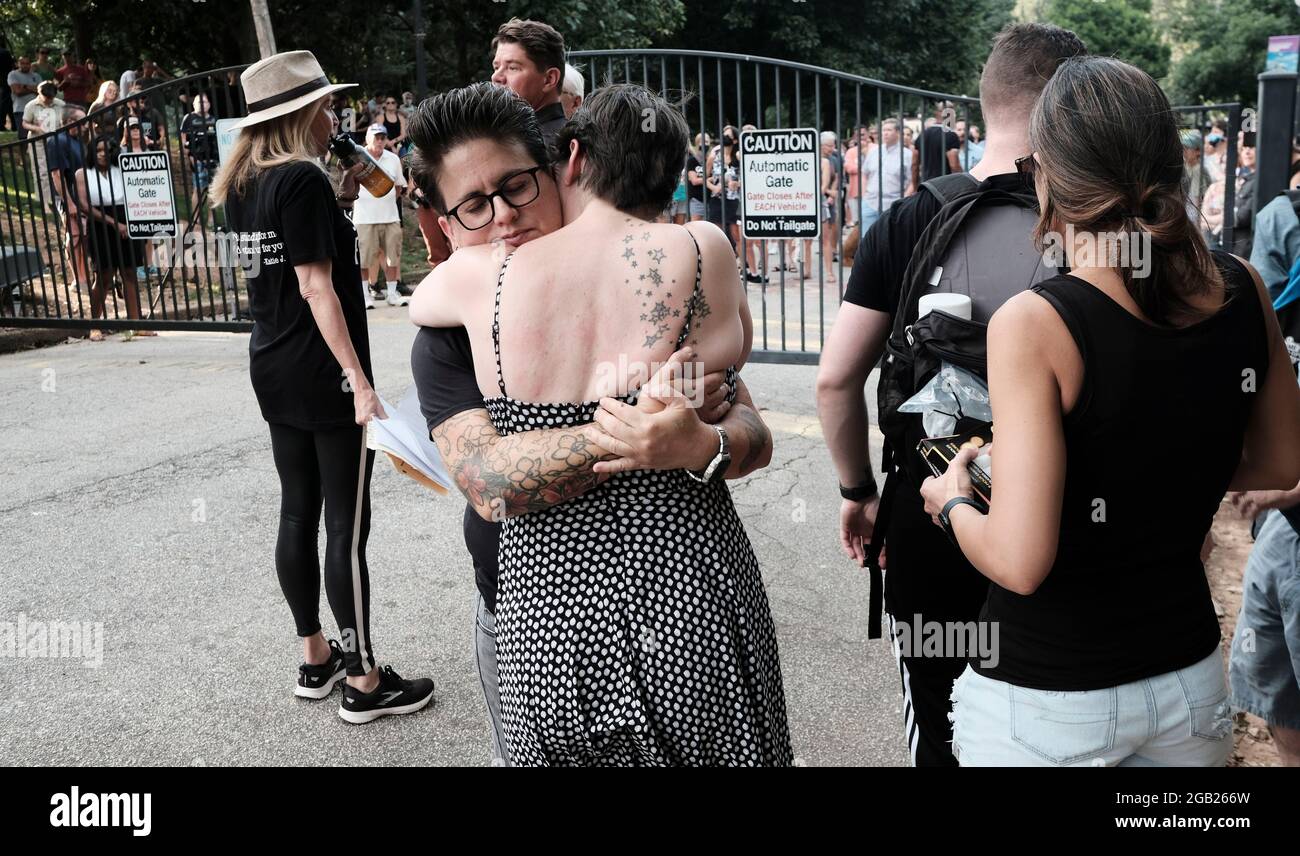 Atlanta, Georgia, Stati Uniti. 1 agosto 2021. Due donne si abbracciano poco prima dell'inizio di una veglia a lume di candela al Piedmont Park per LGBTQ Atlantan Katherine Janness e il suo cane, Bowie; entrambe sono state trovate morte al Piedmont Park all'inizio di mercoledì intorno alle 01:00. Janness è stato trovato con ferite di stab multiple. E' in corso un'indagine, in quanto non sono stati individuati sospetti e non sono stati effettuati arresti in questo momento. (Immagine di credito: © John Arthur Brown/ZUMA Press Wire) Foto Stock