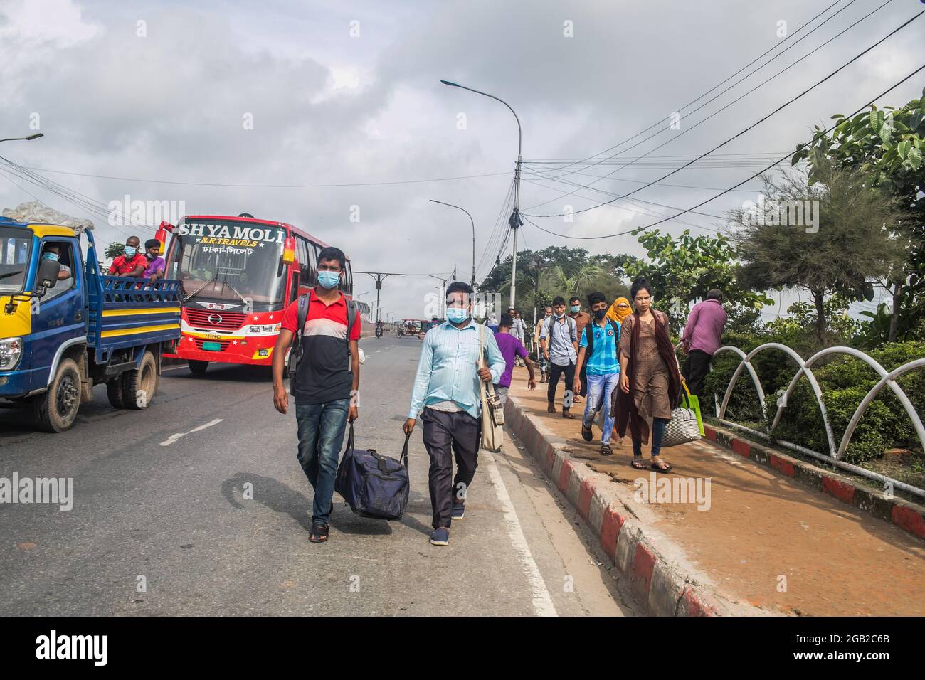 Dhaka, Bangladesh. 01 agosto 2021. RMG e altri lavoratori di impianti di produzione stanno entrando a Dhaka mentre camminano durante il blocco a Dhaka. Il governo del Bangladesh ha allentato le norme di blocco per tutte le fabbriche orientate all’esportazione che erano state precedentemente imposte per frenare la diffusione del coronavirus Covid-19. Le fabbriche di abbigliamento e altri impianti di produzione riaprono oggi, che ha spinto migliaia di persone a cercare di arrivare a Dhaka, secondo i funzionari della BIWTC. Credit: SOPA Images Limited/Alamy Live News Foto Stock