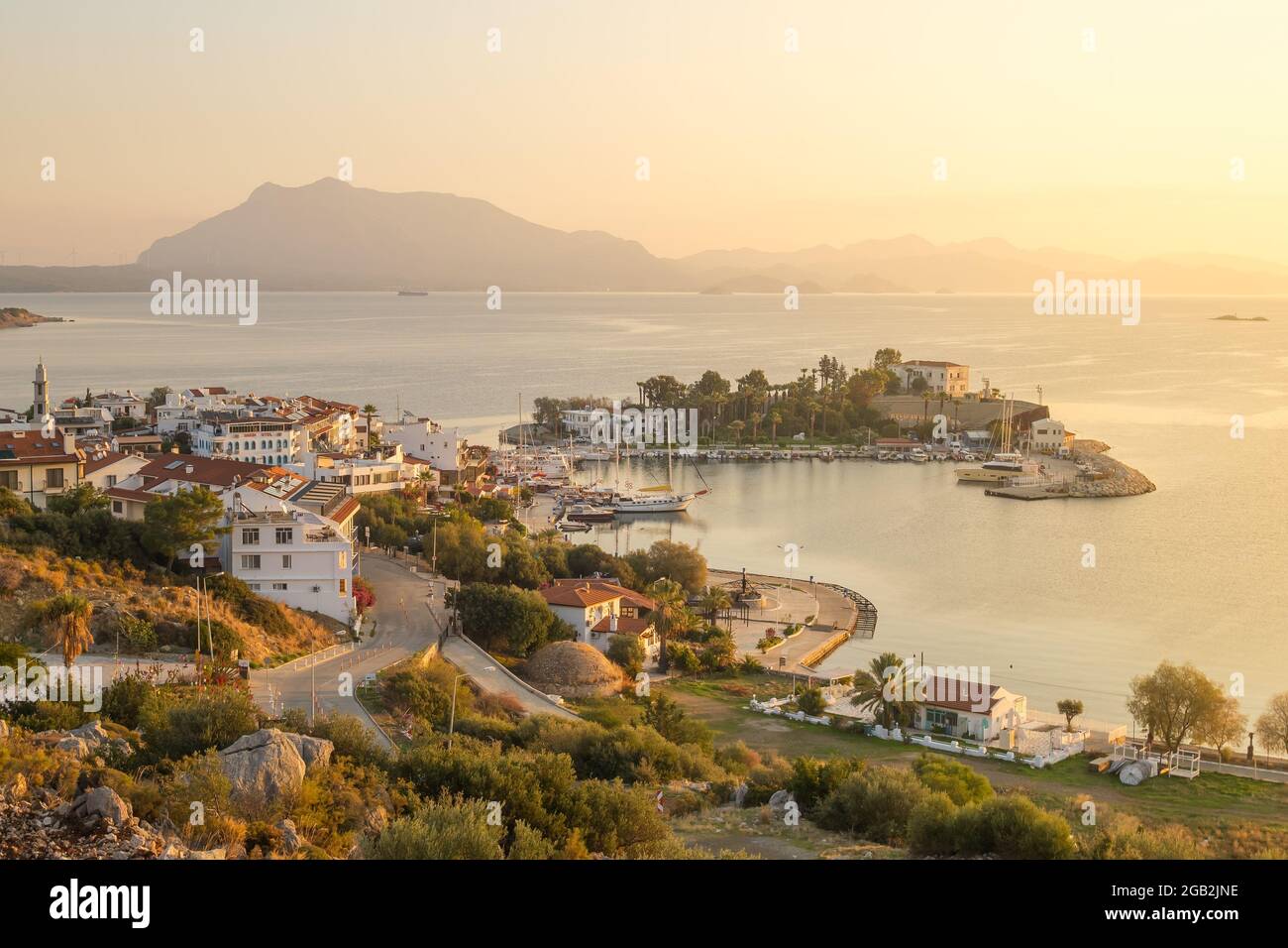 Città di Datca paesaggio urbano all'alba, Mugla, Turchia Foto Stock