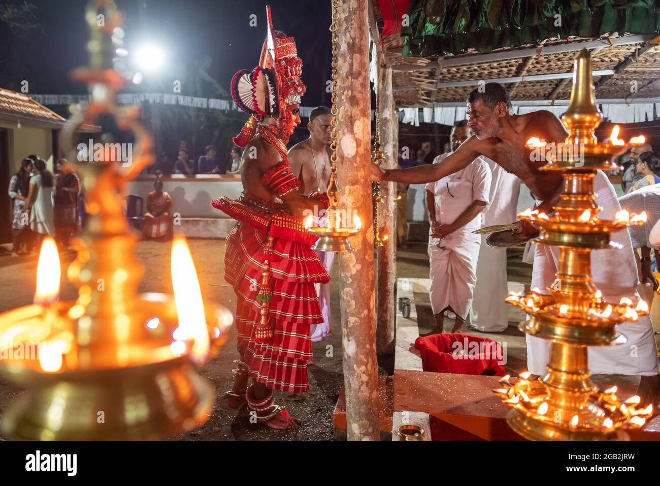 L'artista theyyam si esibir durante il festival del tempio a Payyanur, Kerala, India. Foto Stock