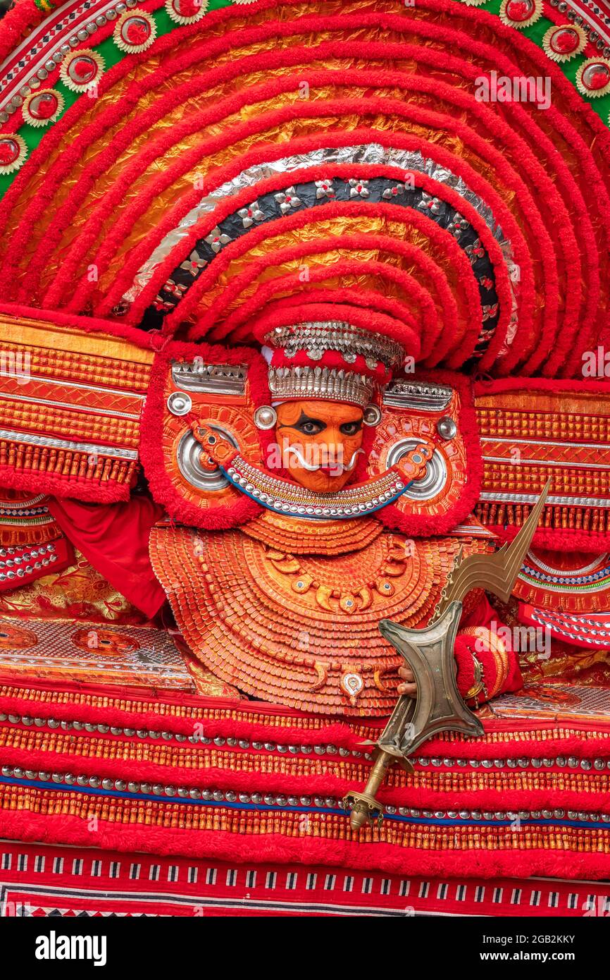 Ritratto di un ballerino di Theyyam non identificato durante la festa del tempio a Payyanur, Kerala, India Foto Stock