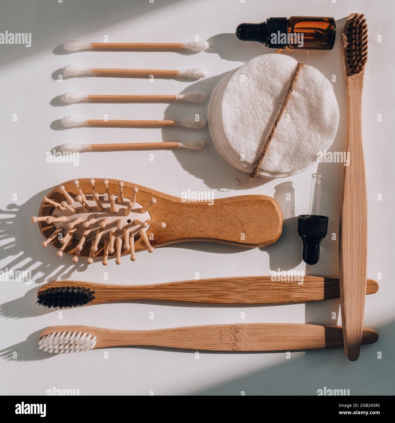 Set di accessori da bagno ecologici naturali e cosmetici su sfondo bianco. Zero sprechi. Senza plastica. Stile di posa piatto. Concetto di Knolling. Olio essenziale o Foto Stock